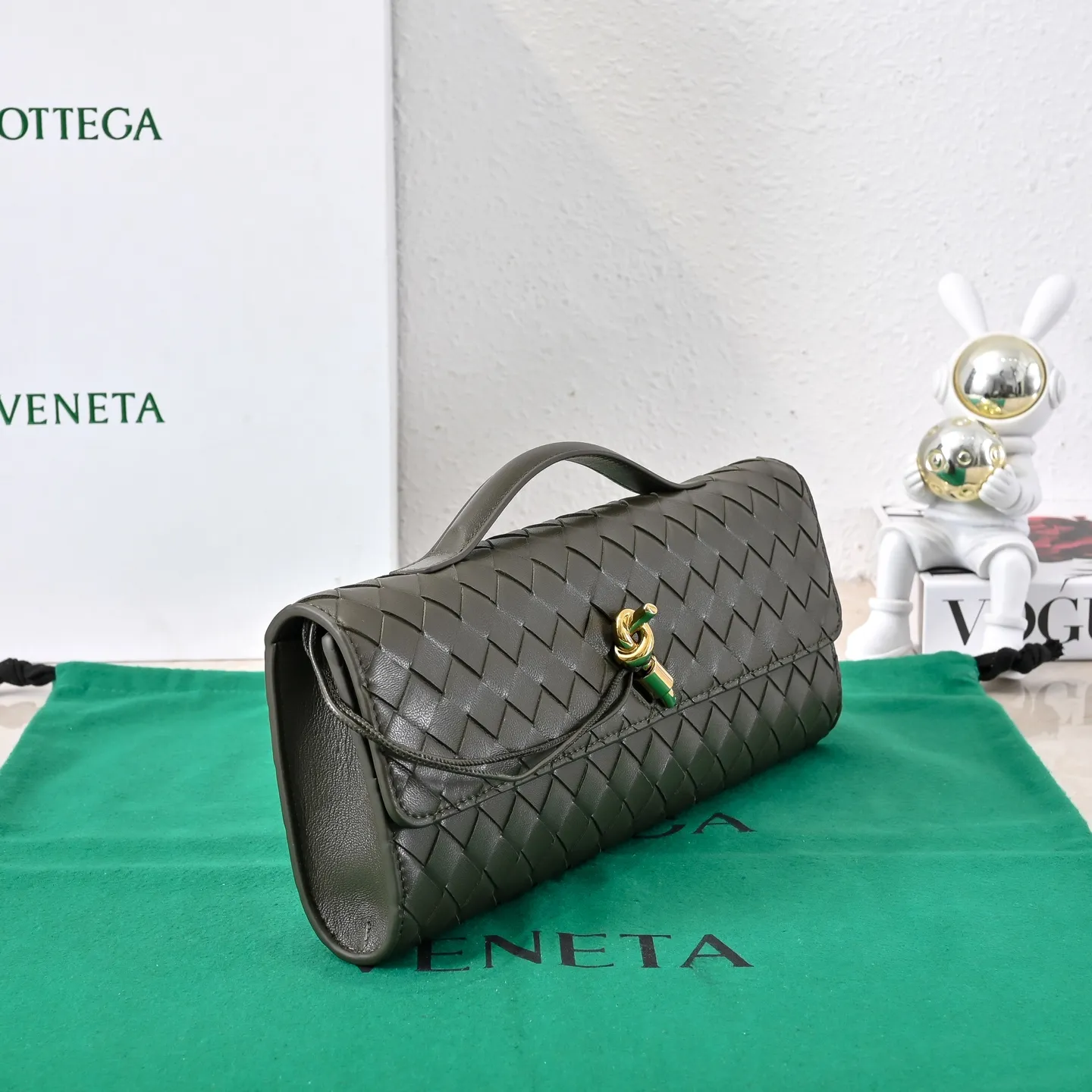 The batch of 1360 BV Andiamo evening handbags has been heavily planted again~ The designer aesthetics in the era of economic downturn are back. I fall in love with it at first sight and can't put it down. It's so beautiful and full of aura. The shape and texture are very competitive. It's light in weight and has sufficient capacity. It's a must-have for fashionistas. It's suitable for many occasions, minimalist, high-end and light luxury. Model No.: 741511 Size: 31*13*3cm